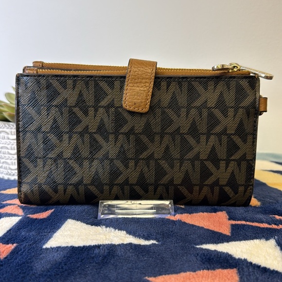 Michael Kors Signature Jet Set Double Wristlet - Picture 2 of 5